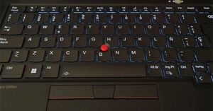 ‘Nút màu đỏ’ ở giữa bàn phím trên một số máy tính là gì, có tác dụng gì?